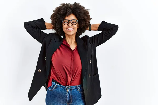 Mujer Afroamericana Con Pelo Afro Vistiendo Chaqueta Negocios Gafas Relajantes — Foto de Stock