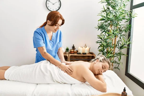 Mujer Pareja Sonriendo Confiado Teniendo Espalda Masaje Centro Belleza — Foto de Stock