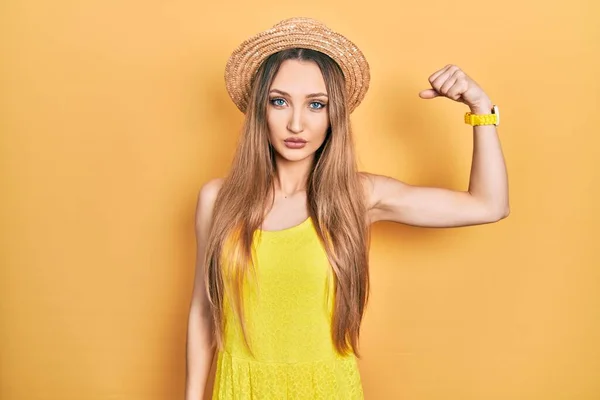 Mladá Blondýnka Dívka Nosí Letní Klobouk Silný Člověk Ukazující Svaly — Stock fotografie