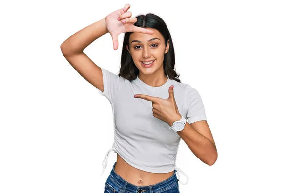 Jeune Fille Hispanique Portant Shirt Blanc Décontracté Souriant Faisant Cadre — Photo