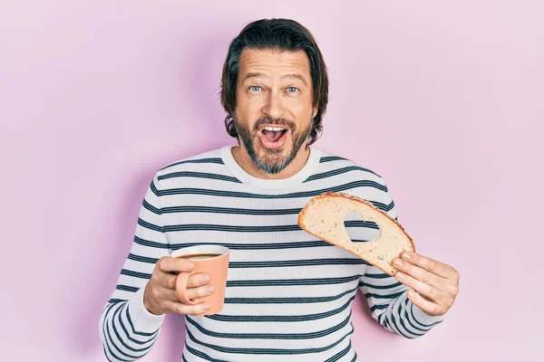 Middelbare Leeftijd Blanke Man Met Brood Brood Brood Met Hartvorm — Stockfoto