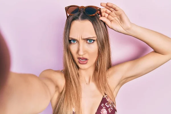 Ung Blond Flicka Bikini Som Tar Selfie Chockansikte Ser Skeptisk — Stockfoto