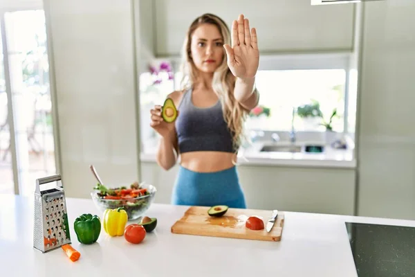 Junge Kaukasische Fitness Frau Sportkleidung Die Der Küche Mit Offener — Stockfoto