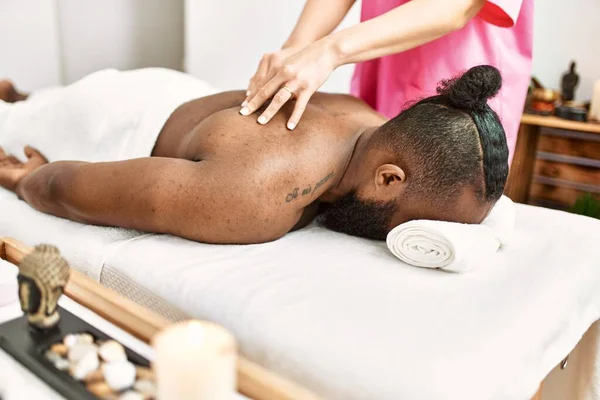 Giovane Africano Americano Uomo Avendo Indietro Massaggio Beauty Center — Foto Stock