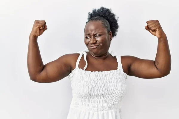 Молодая Африканская Женщина Стоящая Белом Изолированном Фоне Показывает Мышцы Рук — стоковое фото