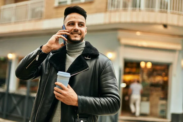 Junge Araber Reden Auf Dem Smartphone Und Trinken Kaffee Der — Stockfoto