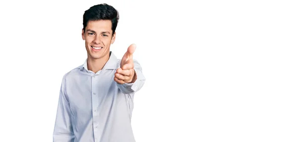 Молодий Іспаномовний Бізнесмен Діловому Одязі Посміхається Доброзичливо Пропонуючи Рукостискання Привітання — стокове фото
