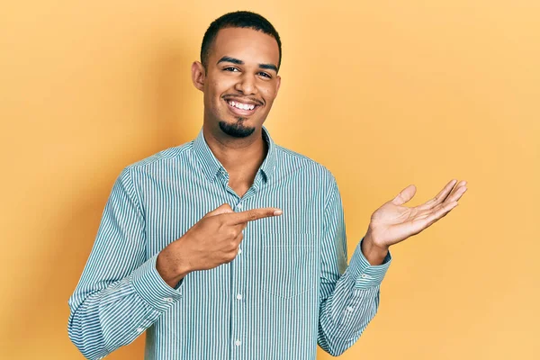Jonge Afrikaans Amerikaanse Man Draagt Casual Kleding Verbaasd Glimlachend Naar — Stockfoto