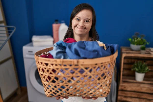 Zespół Downa Kobieta Uśmiechnięta Pewnie Trzymając Kosz Ubraniami Pralni — Zdjęcie stockowe