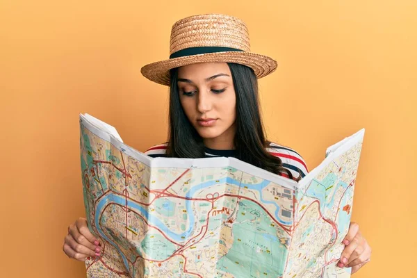 Mulher Hispânica Jovem Usando Chapéu Verão Segurando Mapa Relaxado Com — Fotografia de Stock