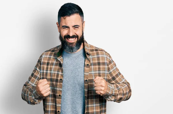 Hispánec Vousy Neformální Košili Velmi Šťastný Vzrušený Dělá Vítězný Gesto — Stock fotografie
