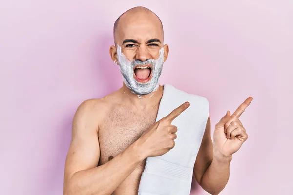 Joven Hombre Calvo Sin Camisa Barba Afeitar Con Espuma Sonriendo — Foto de Stock