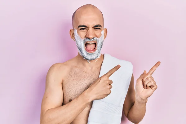 Jeune Homme Chauve Barbe Raser Torse Avec Mousse Souriant Regardant — Photo