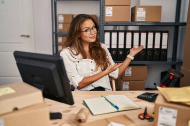 Küçük işletmelerde çalışan Latin kökenli genç bir kadın gülümseyerek içeri girmeye davet ediyor. 