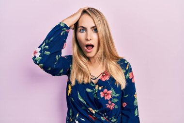 Gündelik giysiler giyen genç beyaz kadın hata sonucu elleri kafalarında şaşırdı. Hatayı hatırla. Unuttum, kötü hafıza kavramı. 