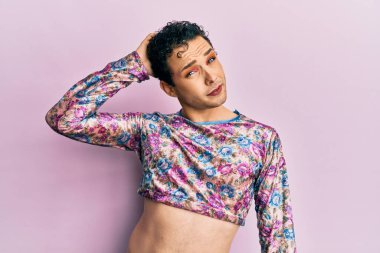 Moda kıyafetleri giyen yakışıklı bir adam kafasını karıştırır ve soru sorar. Şüpheyle kararsız, kafa kafaya düşünerek. Düşünceli kavram. 