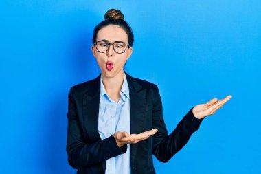 Avuç içleri açık, ağzı açık, gözleri kısık, çılgın ve komik bakışları olan İspanyol bir kız.. 