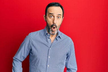 Orta yaşlı İspanyol bir adam gündelik kıyafetler giyiyor. Şaşırmış ve korkmuş bir ifade, korku ve heyecanlı bir yüz ifadesi var.. 