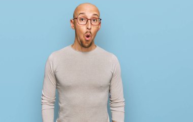 Sakallı, sıradan kıyafetler ve gözlük takan kel bir adam. Şaşırmış, korkmuş ve korkmuş bir ifade, korku ve heyecanlı bir yüz.. 