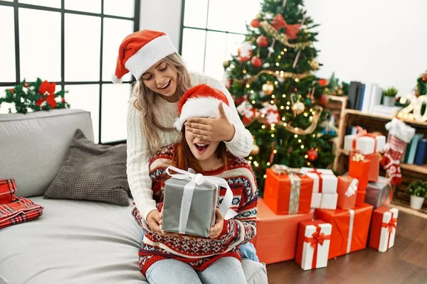 Frauenpaar Überrascht Hause Mit Geschenk Weihnachtsbaum — Stockfoto