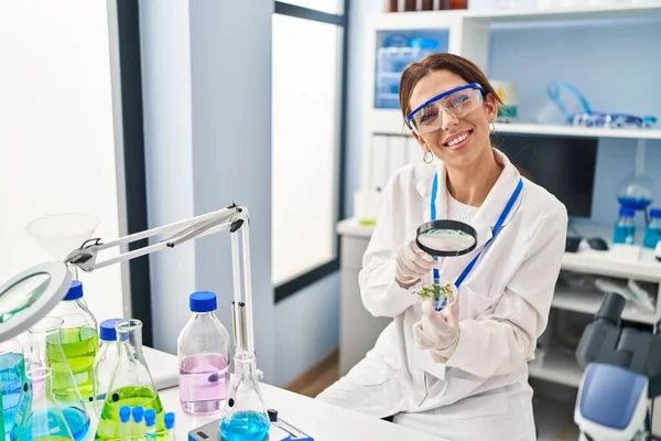 Jovem Hispânica Vestindo Uniforme Cientista Usando Lupa Laboratório — Fotografia de Stock
