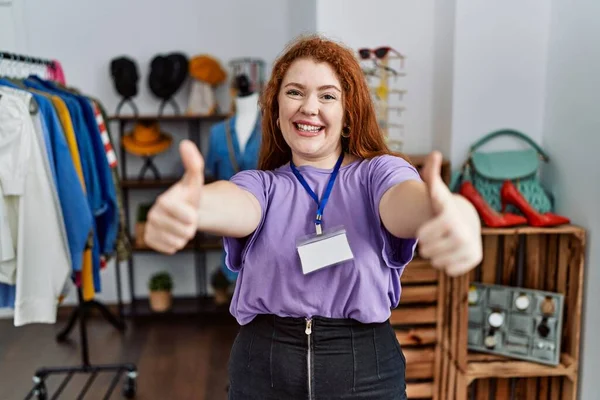 Fiatal Vörös Hajú Dolgozik Menedzser Kiskereskedelmi Butikban Jóváhagyja Csinál Pozitív — Stock Fotó