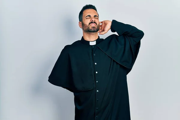 Knappe Latijns Amerikaanse Man Met Baard Katholieke Priester Gewaad Die — Stockfoto