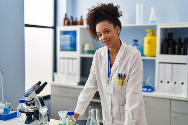 研究室で科学者の制服を着た若いアフリカ系アメリカ人女性 — ストック写真