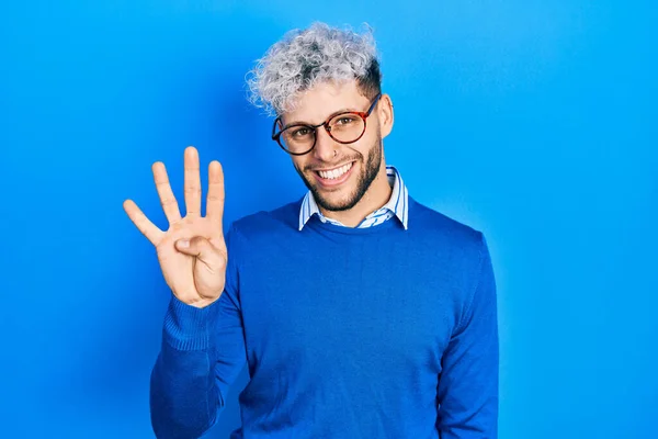 Modern Boyalı Saçlı Süveter Giyen Gözlüklü Dört Numaralı Parmaklarıyla Işaret — Stok fotoğraf