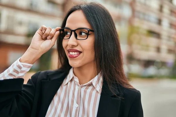 Ung Latinamerikansk Affärskvinna Ler Lycklig Stående Vid Staden — Stockfoto