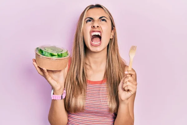 Mulher Hispânica Bonita Comendo Salada Irritada Louca Gritando Frustrada Furiosa — Fotografia de Stock
