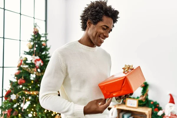 Junger Afrikanisch Amerikanischer Mann Hält Geschenk Hause Weihnachtsbaum — Stockfoto