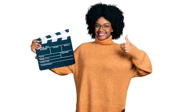 Jovem Afro Americana Segurando Vídeo Filme Clapboard Sorrindo Feliz Positivo — Fotografia de Stock