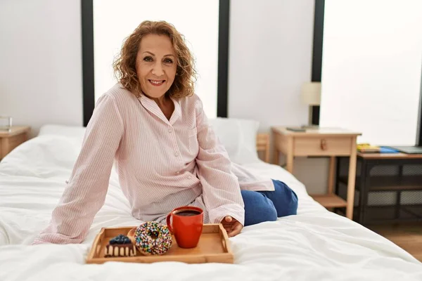 Mujer Caucásica Mediana Edad Desayunando Sentada Cama Dormitorio — Foto de Stock