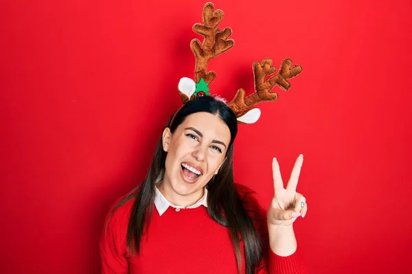 Νεαρή Ισπανίδα Που Φοράει Χαριτωμένα Χριστουγεννιάτικα Κέρατα Ταράνδου Χαμογελώντας Χαρούμενο — Φωτογραφία Αρχείου