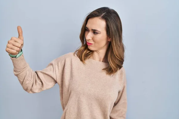 Young Woman Standing Isolated Background Looking Proud Smiling Doing Thumbs — Foto Stock