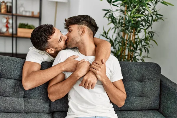 二つのヒスパニック系男性カップル接吻と抱擁お互いにホーム — ストック写真