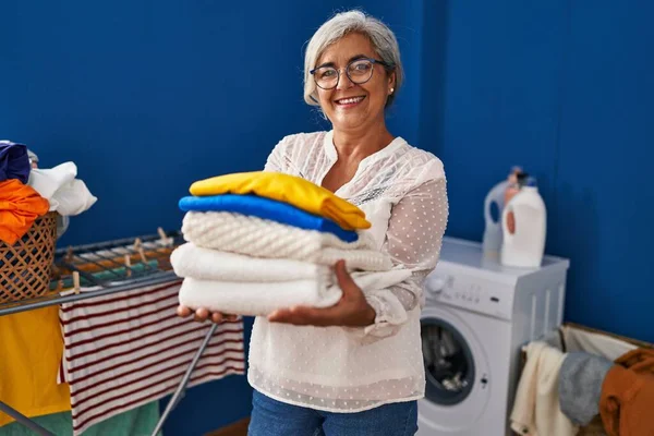 Middle Age Woman Smiling Confident Holding Folded Clothes Laundry Room — Stock Photo, Image