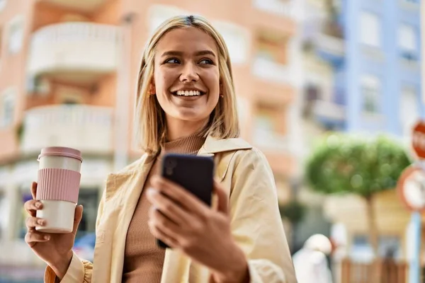 Ung Blond Flicka Med Smartphone Dricka Kaffe Staden — Stockfoto