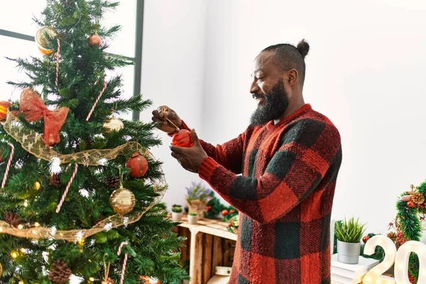 Young African American Man Smiling Confident Decorating Christmas Tree Home — Stock Photo, Image