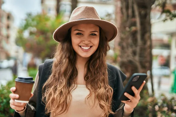 Genç Spanyol Turist Kadın Akıllı Telefon Kullanıyor Şehirde Kahve Içiyor — Stok fotoğraf