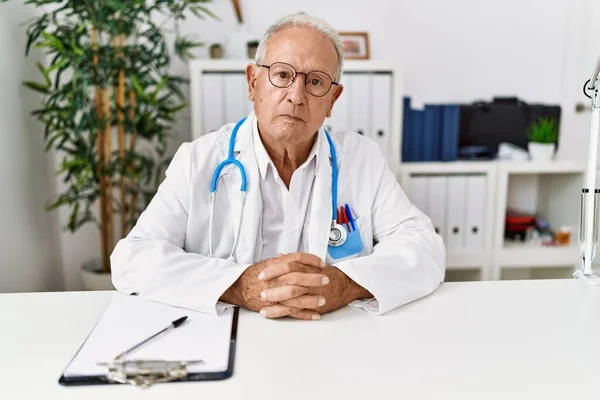 Klinikte Çalışan Doktor Üniforması Giyen Kıdemli Bir Adam — Stok fotoğraf