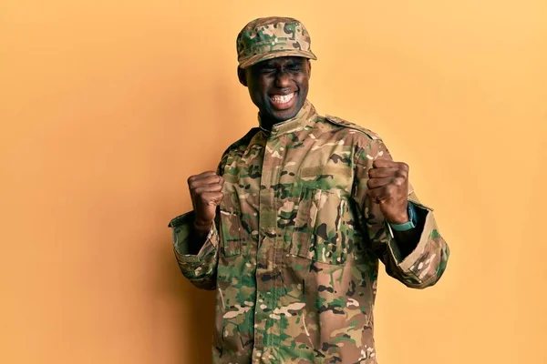 Fiatal Afro Amerikai Férfi Katonai Egyenruhát Visel Nagyon Boldog Izgatott — Stock Fotó