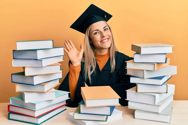 Junge Kaukasische Frau Abschlusszeremoniengewand Sitzt Auf Dem Tisch Und Verzichtet — Stockfoto