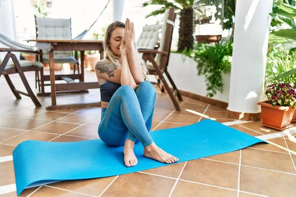 Prachtige Blanke Vrouw Training Stretching Het Terras Bij Haar Huis — Stockfoto