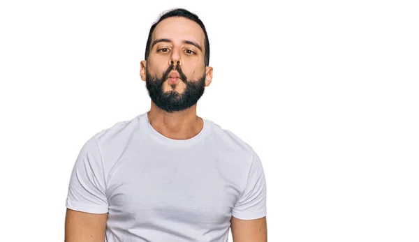 Jovem Com Barba Vestindo Camisa Branca Casual Fazendo Cara Peixe — Fotografia de Stock