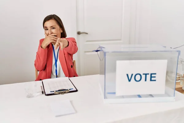 Piękna Latynoska Kobieta Średnim Wieku Siedząca Wyborach Politycznych Śmiejąca Się — Zdjęcie stockowe