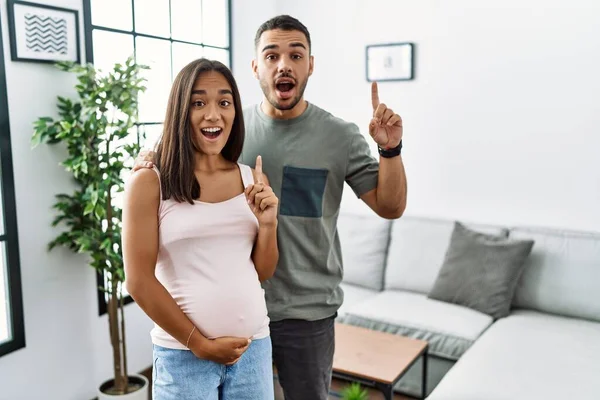 Joven Pareja Interracial Esperando Bebé Tocando Vientre Embarazada Señalando Con — Foto de Stock