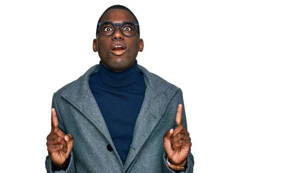 Young African American Man Wearing Business Clothes Glasses Amazed Surprised — Foto Stock