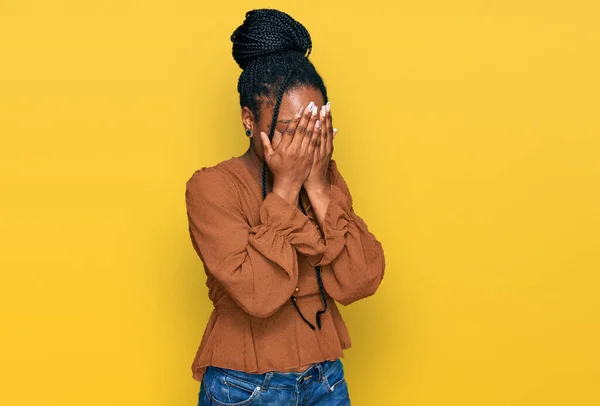 Jonge Afro Amerikaanse Vrouw Draagt Casual Kleding Met Droevige Uitdrukking — Stockfoto